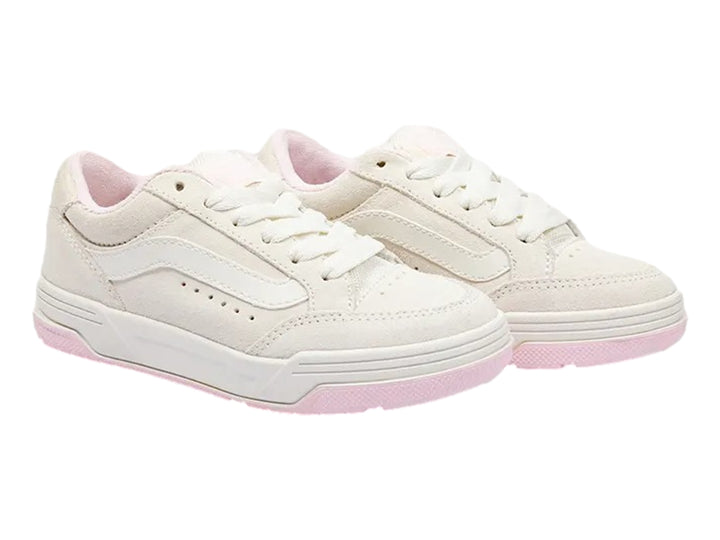 Tenis Vans color blanco marshmallow con suela rosa y detalles en gamuza.