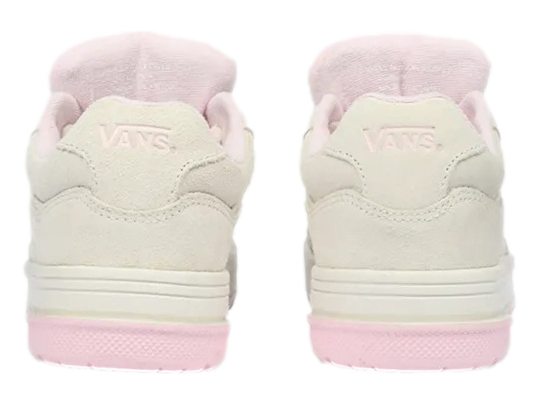 Tenis Vans color blanco marshmallow con suela rosa y detalles en gamuza.