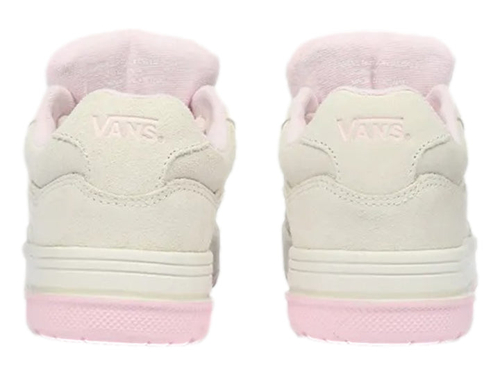 Tenis Vans color blanco marshmallow con suela rosa y detalles en gamuza.