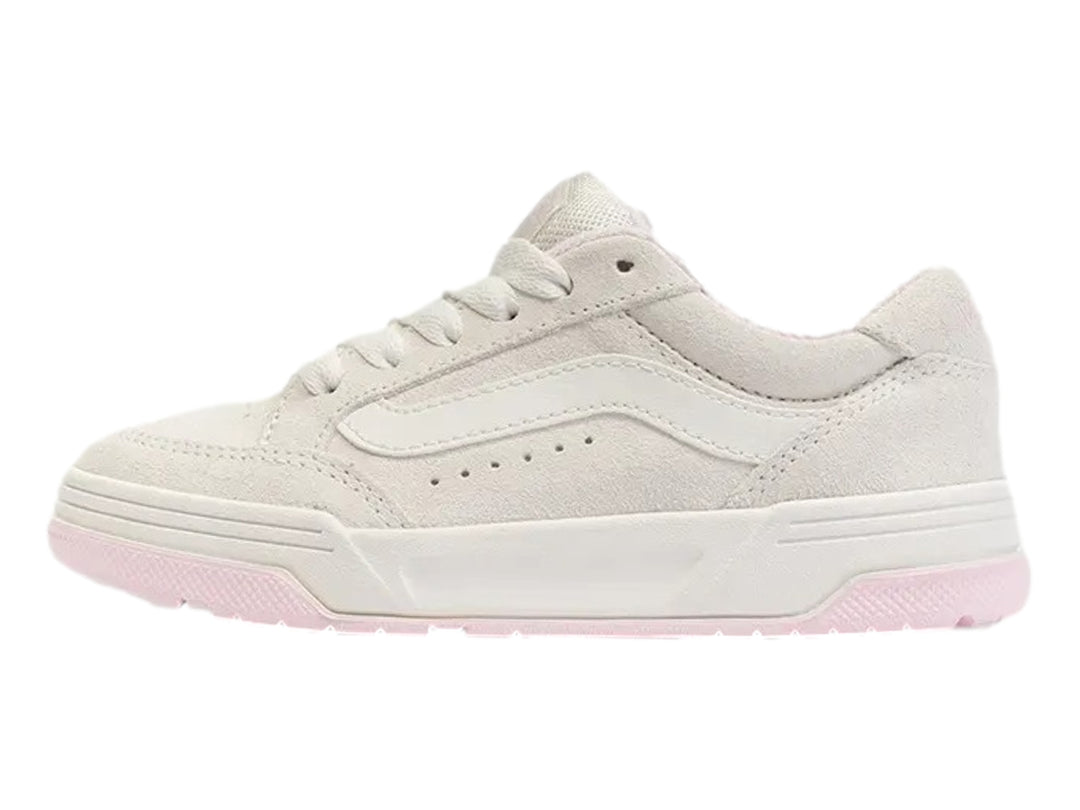 Tenis Vans color blanco marshmallow con suela rosa y detalles en gamuza.
