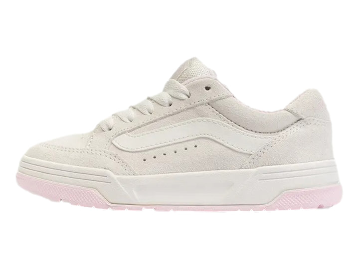Tenis Vans color blanco marshmallow con suela rosa y detalles en gamuza.