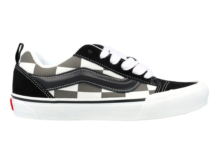 Tenis Vans Knu Skool con patrón de cuadros blanco y negro y suela blanca.