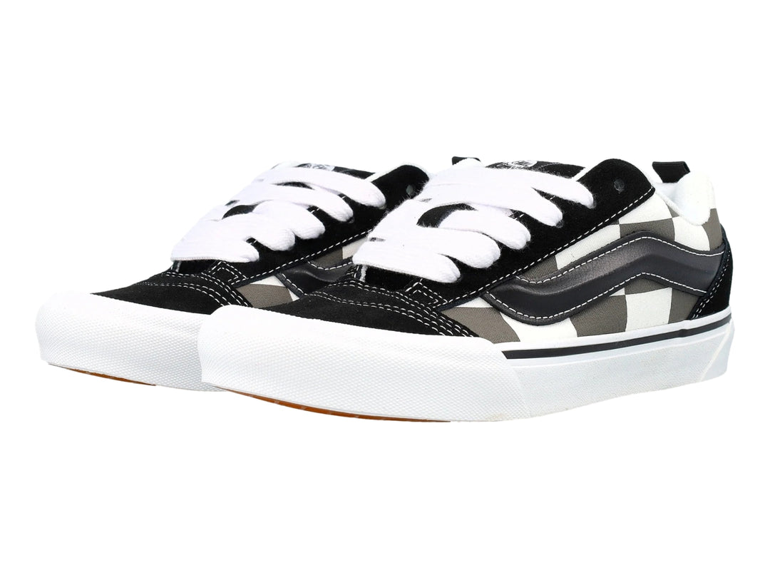 Tenis Vans Knu Skool con patrón de cuadros blanco y negro y suela blanca.