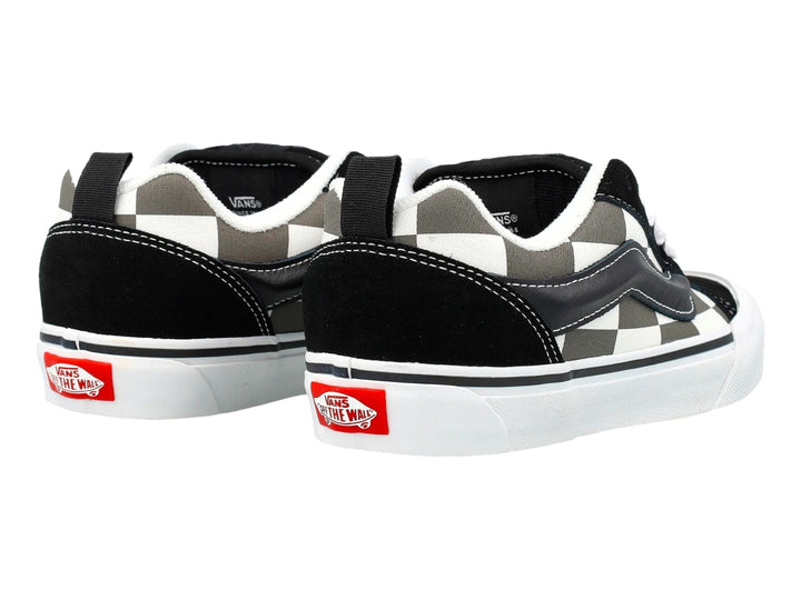 Tenis Vans Knu Skool con patrón de cuadros blanco y negro y suela blanca.
