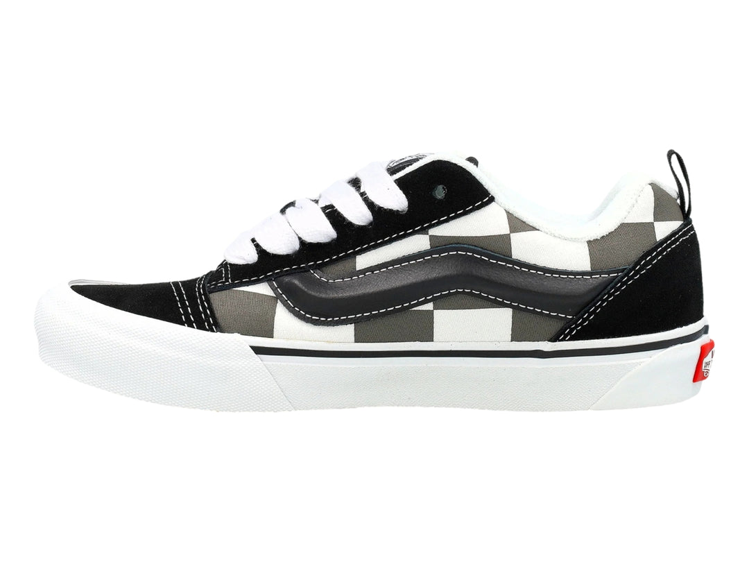 Tenis Vans Knu Skool con patrón de cuadros blanco y negro y suela blanca.