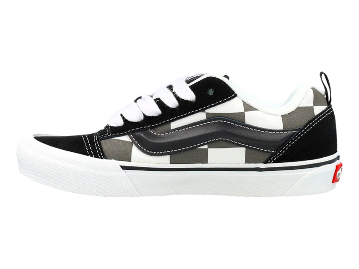 Tenis Vans Knu Skool con patrón de cuadros blanco y negro y suela blanca.