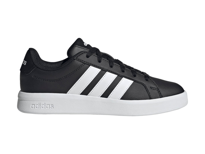 Tenis Adidas Grand Court Base 3.0 color negro con tres franjas blancas y suela blanca.