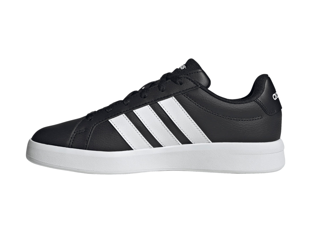 Tenis Adidas Grand Court Base 3.0 color negro con tres franjas blancas y suela blanca.