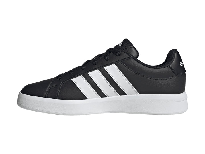 Tenis Adidas Grand Court Base 3.0 color negro con tres franjas blancas y suela blanca.