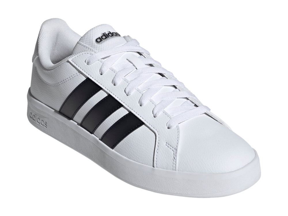 Tenis Adidas Grand Court Base 3.0 en color blanco con tres franjas negras laterales y suela blanca.