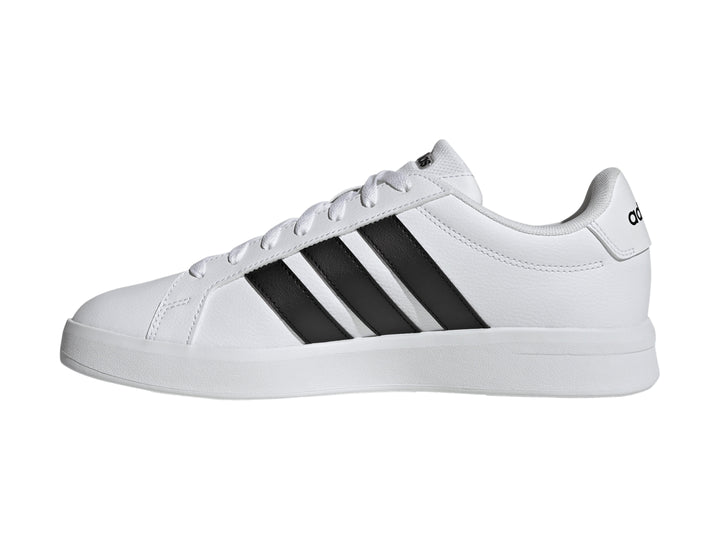 Tenis Adidas Grand Court Base 3.0 en color blanco con tres franjas negras laterales y suela blanca.