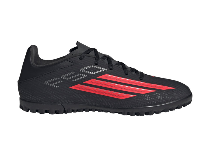 Calzado de fútbol Adidas F50 Club TF color negro con tres franjas rojas en el costado.