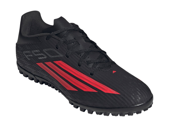Calzado de fútbol Adidas F50 Club TF color negro con tres franjas rojas en el costado.