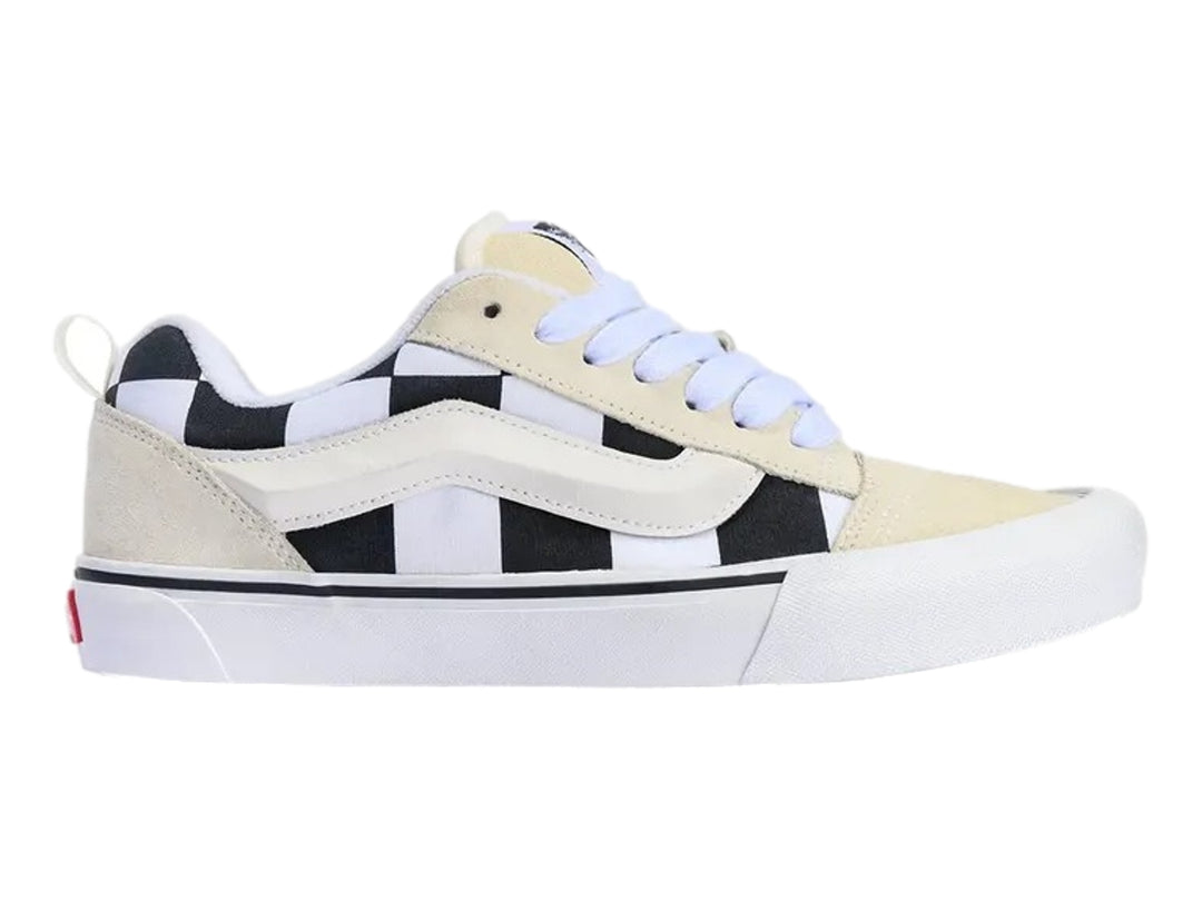 Tenis Vans Knu Skool en color blanco y negro con patrón de cuadros y detalles en gamuza color crema.