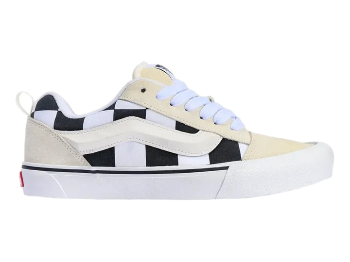 Tenis Vans Knu Skool en color blanco y negro con patrón de cuadros y detalles en gamuza color crema.
