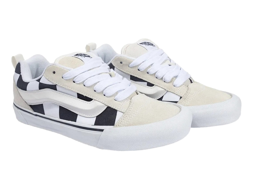 Tenis Vans Knu Skool en color blanco y negro con patrón de cuadros y detalles en gamuza color crema.