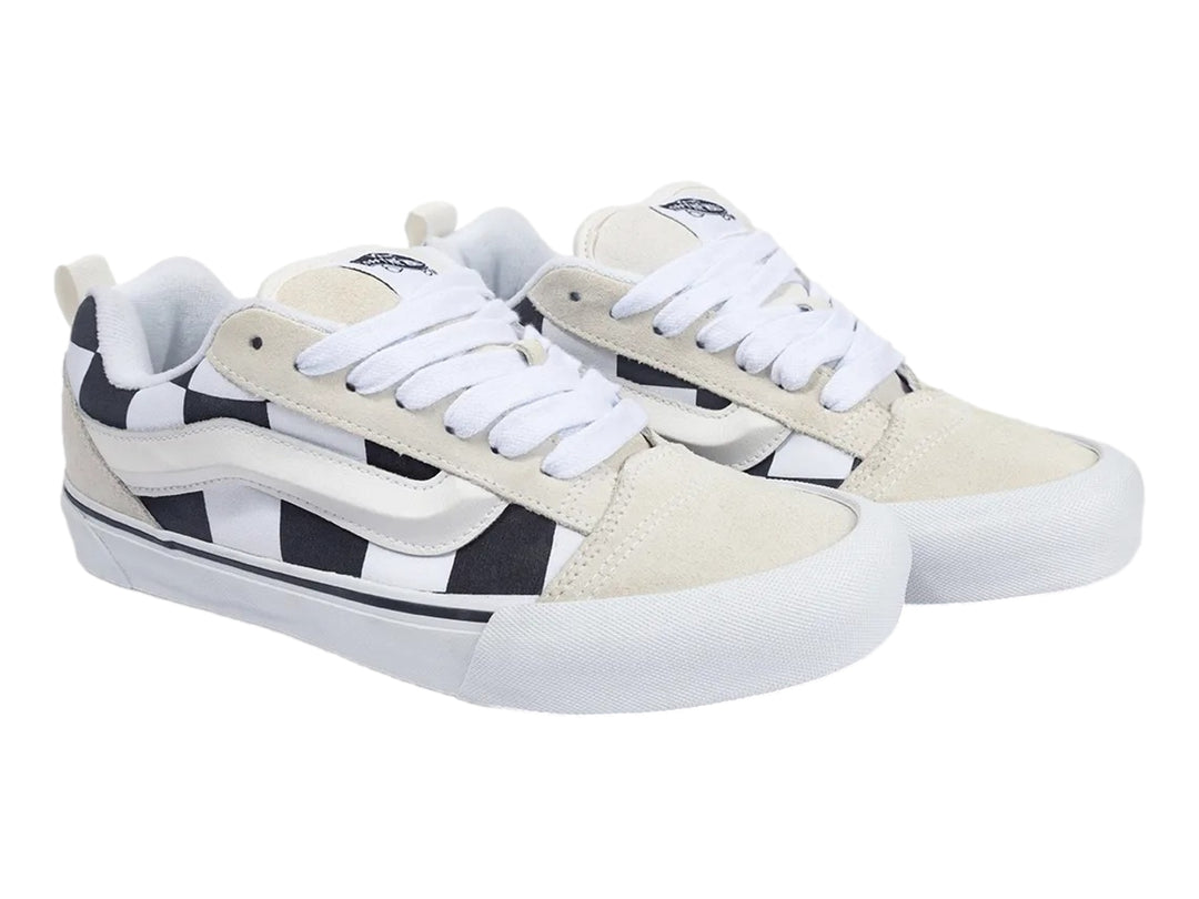Tenis Vans Knu Skool en color blanco y negro con patrón de cuadros y detalles en gamuza color crema.