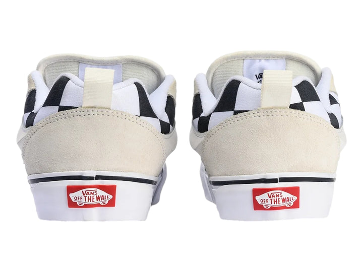 Tenis Vans Knu Skool en color blanco y negro con patrón de cuadros y detalles en gamuza color crema.