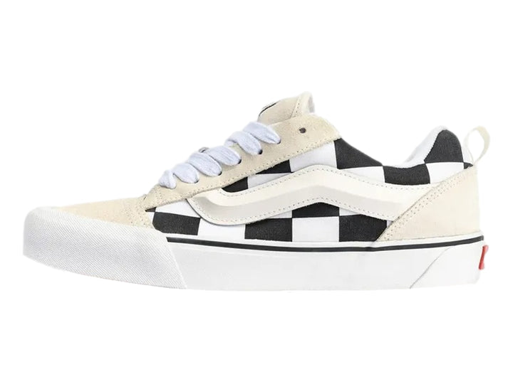 Tenis Vans Knu Skool en color blanco y negro con patrón de cuadros y detalles en gamuza color crema.