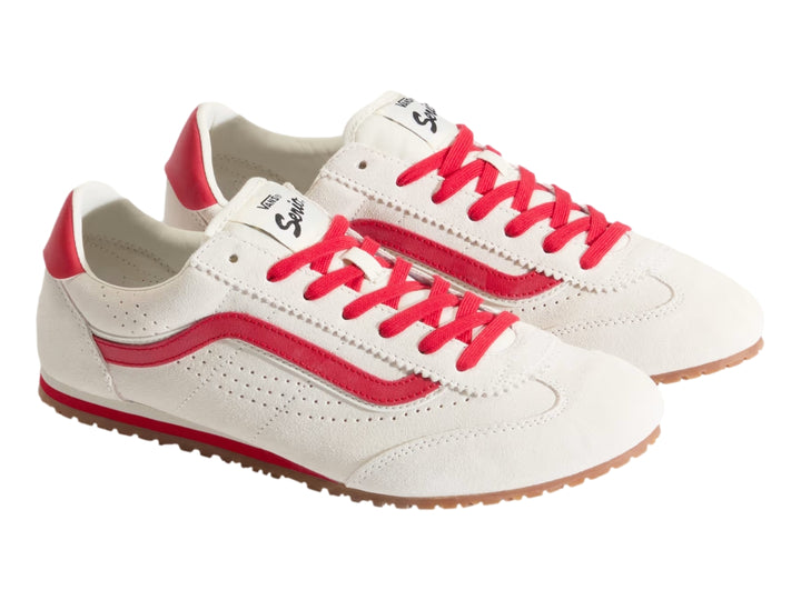 Tenis VANS Super LowPro color beige con franja lateral, cordones y detalles en rojo, y suela de goma café.