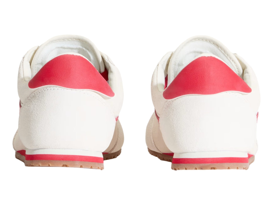 Tenis VANS Super LowPro color beige con franja lateral, cordones y detalles en rojo, y suela de goma café.