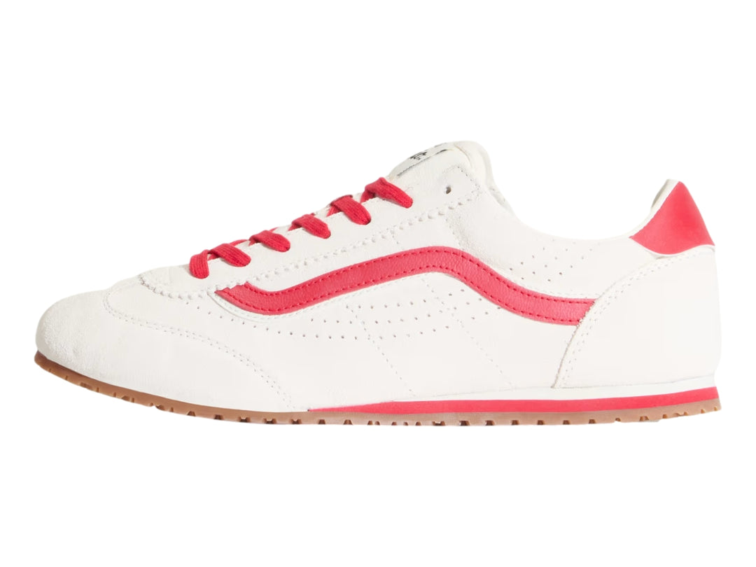 Tenis VANS Super LowPro color beige con franja lateral, cordones y detalles en rojo, y suela de goma café.