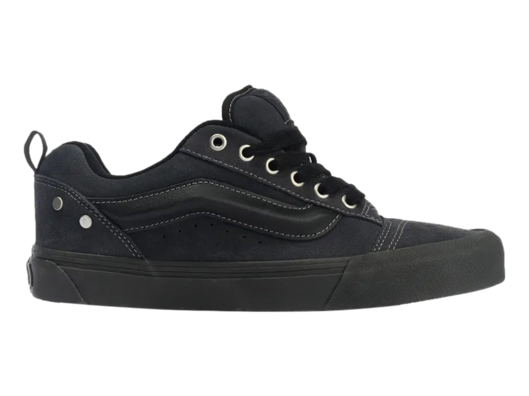 Tenis Vans Knu Skool color negro con suela ancha y detalles metálicos.