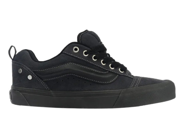 Tenis Vans Knu Skool color negro con suela ancha y detalles metálicos.