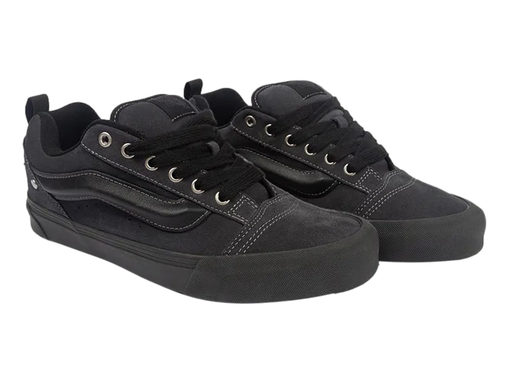 Tenis Vans Knu Skool color negro con suela ancha y detalles metálicos.