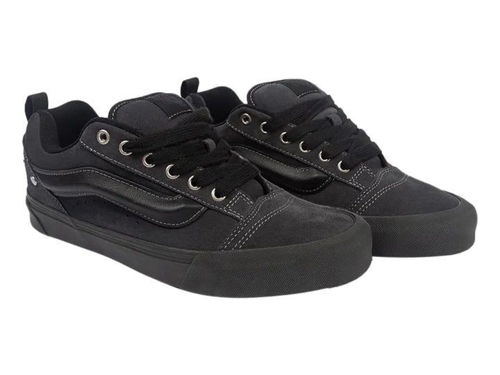 Tenis Vans Knu Skool color negro con suela ancha y detalles metálicos.