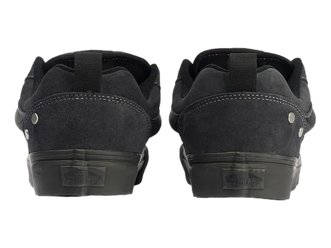 Tenis Vans Knu Skool color negro con suela ancha y detalles metálicos.