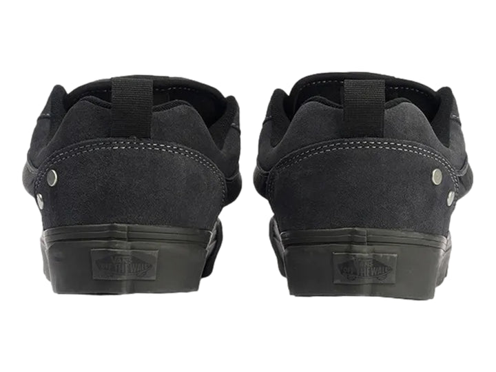 Tenis Vans Knu Skool color negro con suela ancha y detalles metálicos.