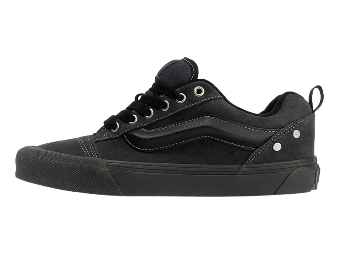 Tenis Vans Knu Skool color negro con suela ancha y detalles metálicos.