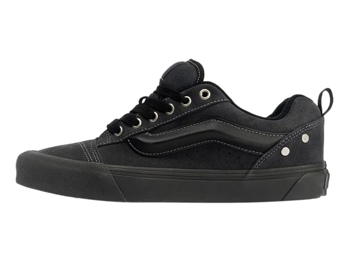 Tenis Vans Knu Skool color negro con suela ancha y detalles metálicos.
