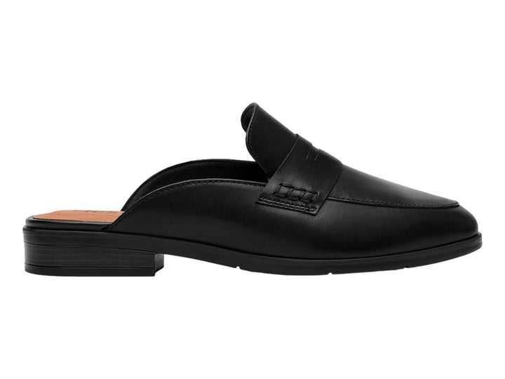 Zapato tipo mule de cuero color negro con punta cerrada y talón abierto.