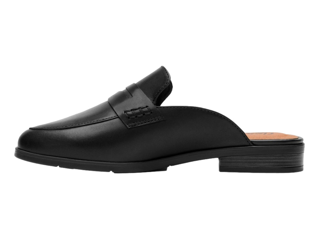 Zapato tipo mule de cuero color negro con punta cerrada y talón abierto.