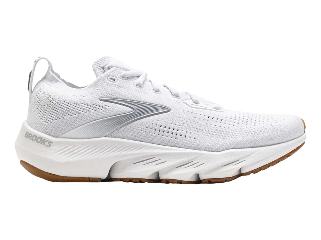 Tenis deportivos Brooks color blanco con suela de goma color caramelo.