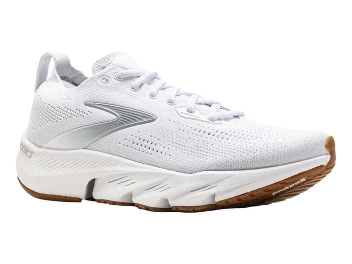Tenis deportivos Brooks color blanco con suela de goma color caramelo.