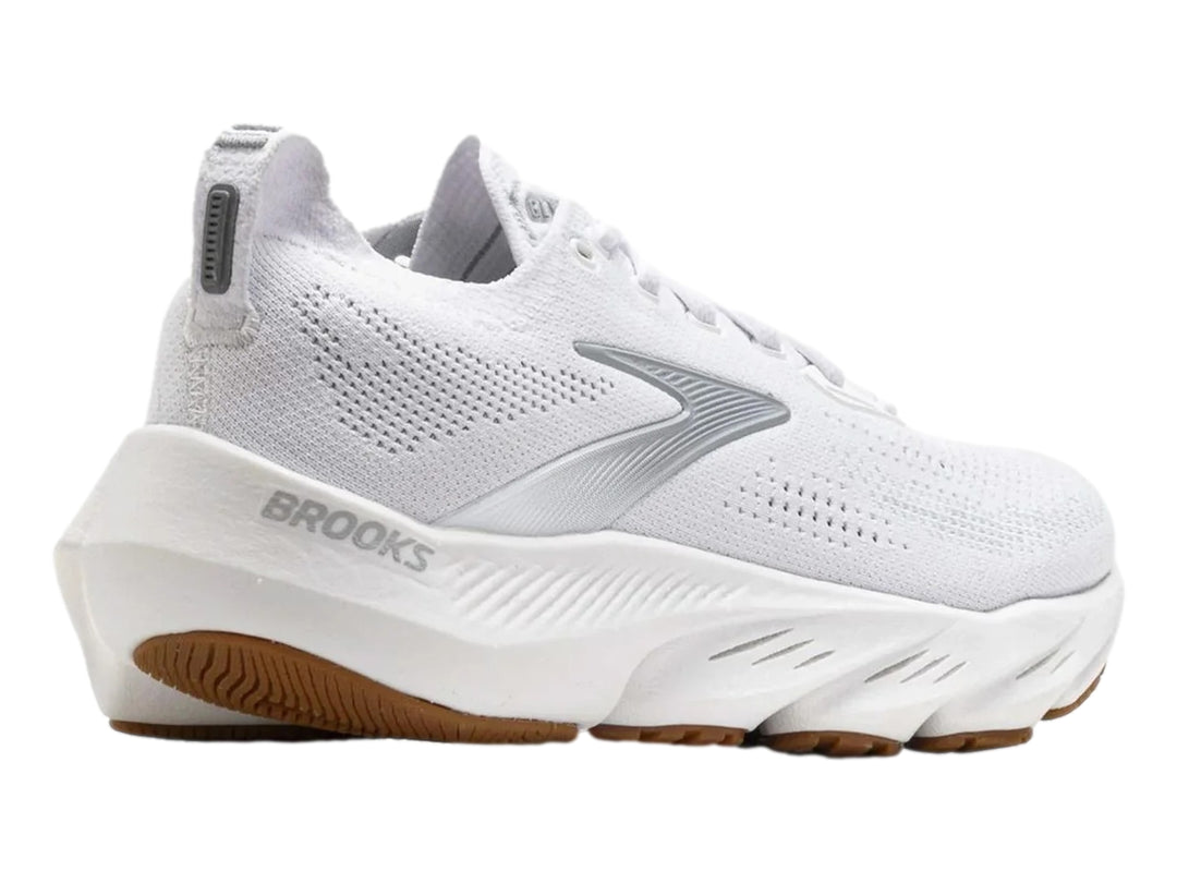 Tenis deportivos Brooks color blanco con suela de goma color caramelo.