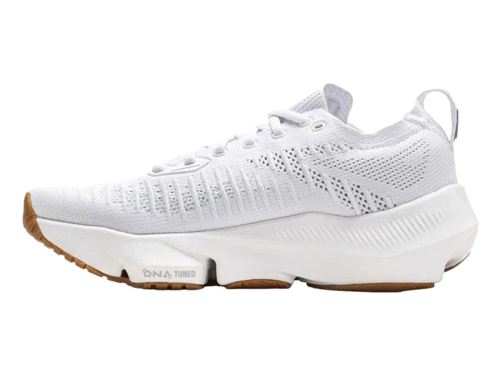 Tenis deportivos Brooks color blanco con suela de goma color caramelo.