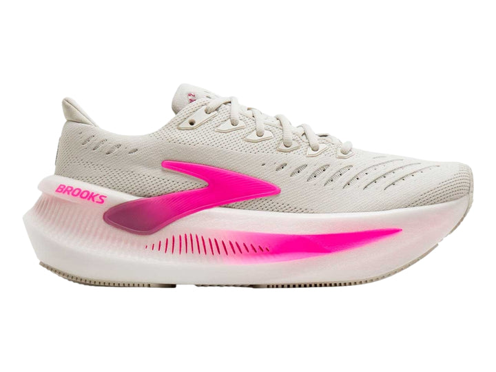 Tenis deportivos Brooks color beige con detalles en rosa brillante y suela blanca gruesa.