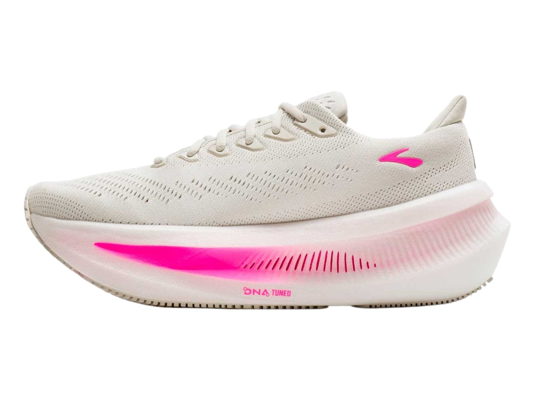 Tenis deportivos Brooks color beige con detalles en rosa brillante y suela blanca gruesa.