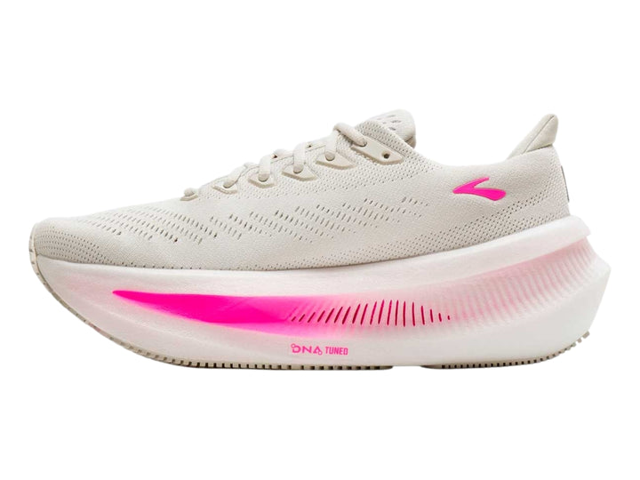 Tenis deportivos Brooks color beige con detalles en rosa brillante y suela blanca gruesa.