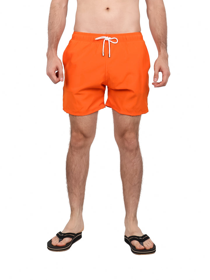 Hombre vistiendo traje de baño corto color naranja con cordón blanco.
