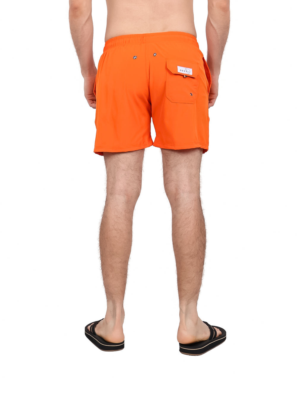 Hombre vistiendo traje de baño corto color naranja con cordón blanco.