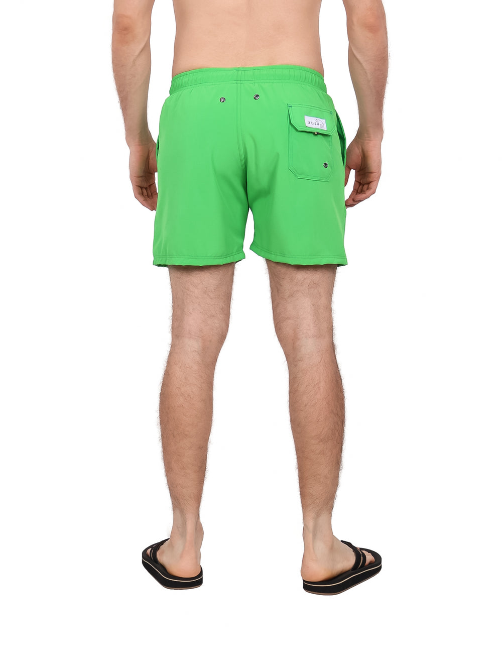 Hombre vistiendo un traje de baño corto color verde brillante con cordones blancos en la cintura.