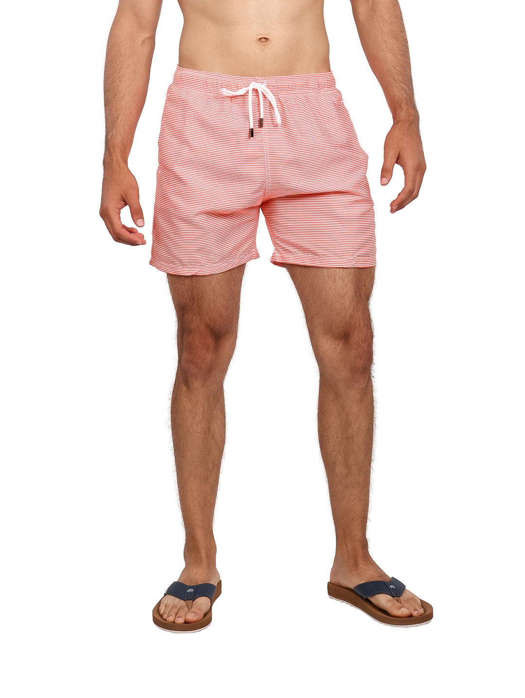 Hombre vistiendo un traje de baño corto con rayas horizontales naranjas y blancas y cordón en la cintura.