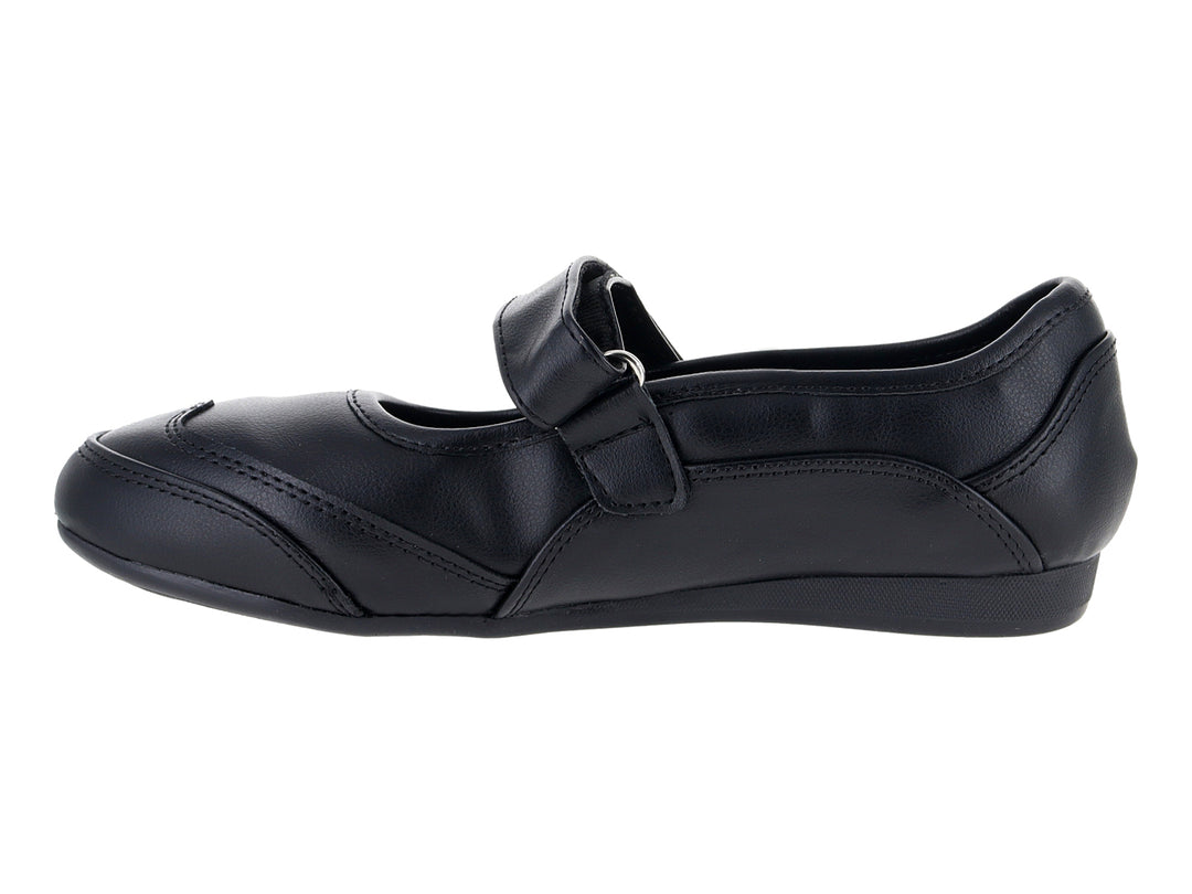 Zapato plano tipo ballerina color negro con correa de ajuste.