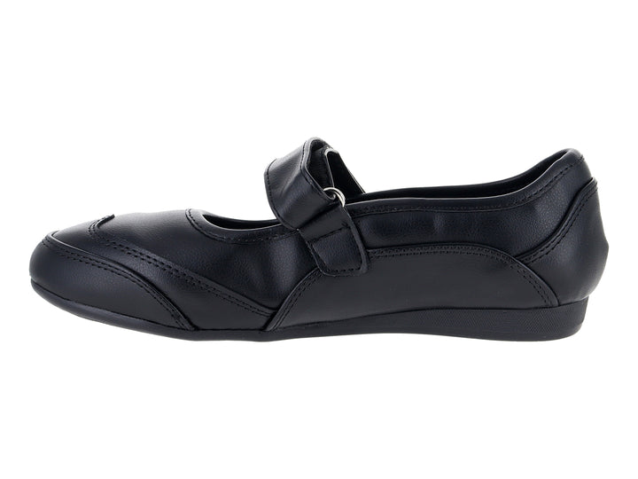 Zapato plano tipo ballerina color negro con correa de ajuste.