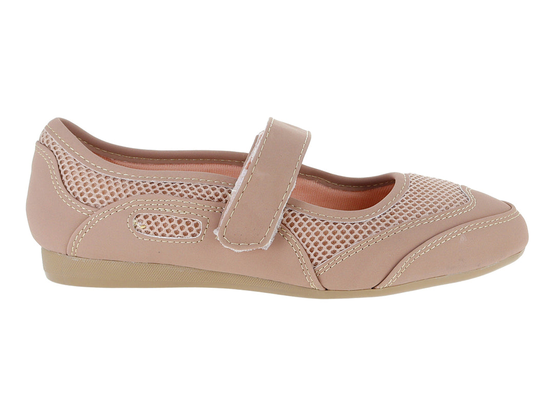 Zapato plano color maquillaje con detalles de malla y correa de ajuste.